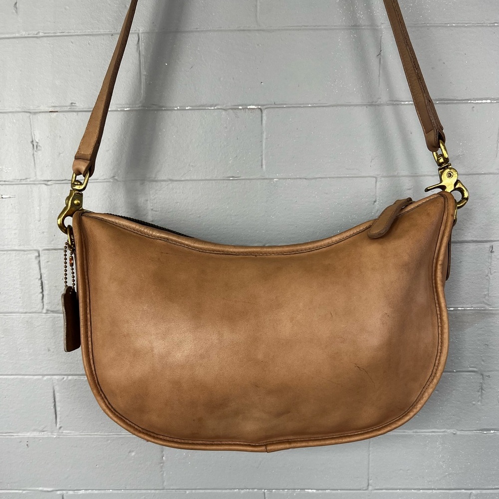Vintage COACH large SWINGER bag in the color TAUPE/PUTTY/TABAC